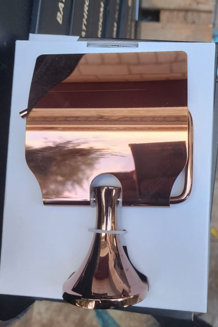 🧡 حامل مناديل حمّام – نحاسي لامع